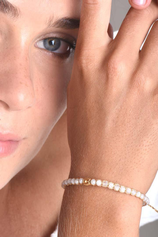 The Samapura Guide: Unveiling the Meaning and Transformative Benefits of Wearing a Moonstone Bracelet